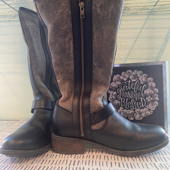 Women’s UGG Chancery Boots softly worn only once! Perfect condition. - Picture 4 of 6